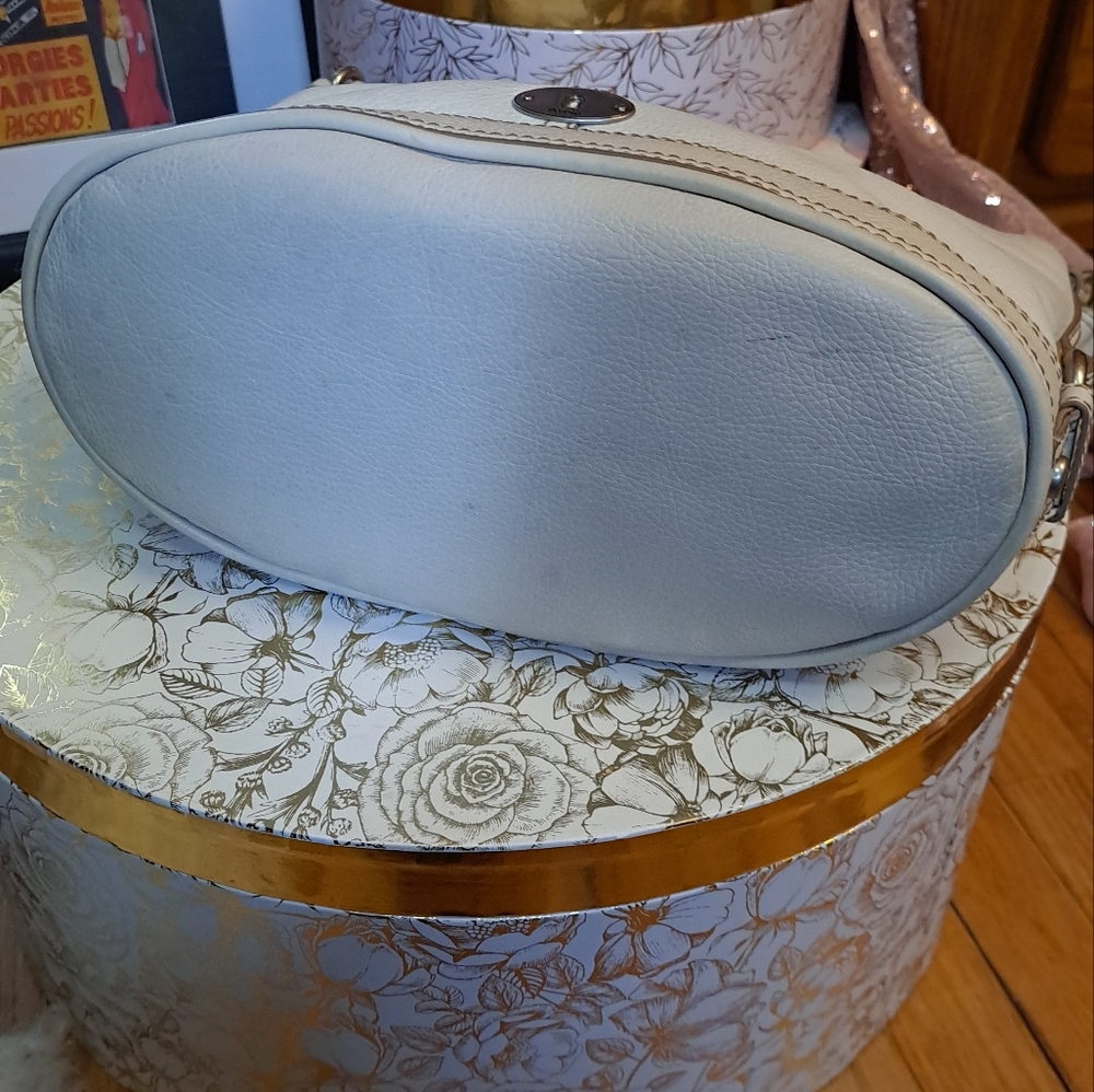 Fossil Off White Leather Shoulder Bag with Silver Hardware. - Picture 5 of 13